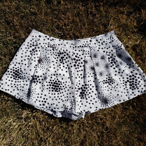 J.O.A polka dot pleated shorts - Picture 3 of 4